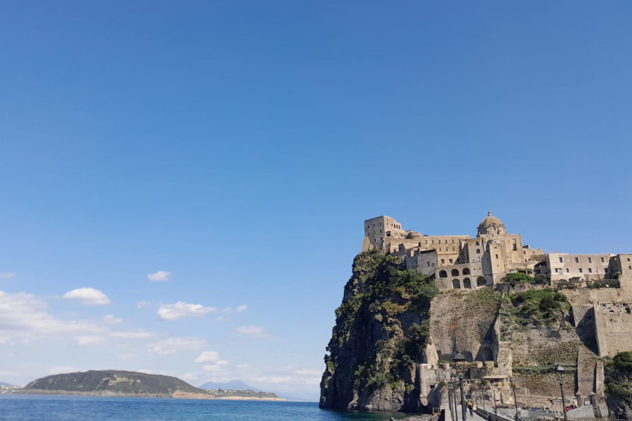 Ischia 2025: La Rinascita del Turismo tra Lusso, Cinema e Innovazione Digitale