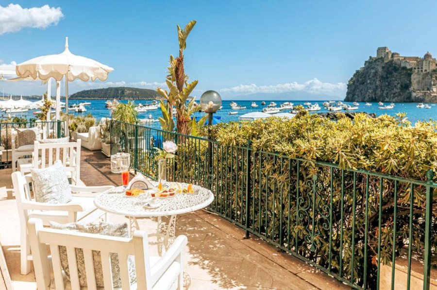 La rivoluzione silenziosa dell'hospitality: come l'Hotel Miramare Castello e l'Hotel Mare Blu a Ischia hanno trasformato l'esperienza ospite con l'AI